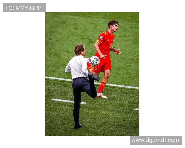 足球球星因偷吃零食被拍到 网友纷纷调侃他的小秘密